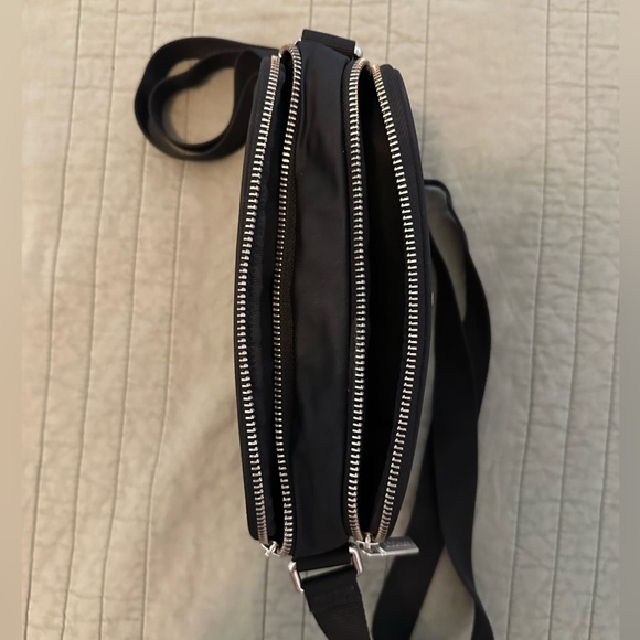 Lululemon Crossbody Camera Bag 2L - Picture 5 of 9
